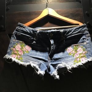 Woman’s American Eagle Shorts